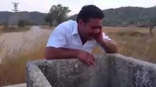 رجل يقرأ القرأن الكريم بدون محسنات صوت او مكبر بصوت جميل 