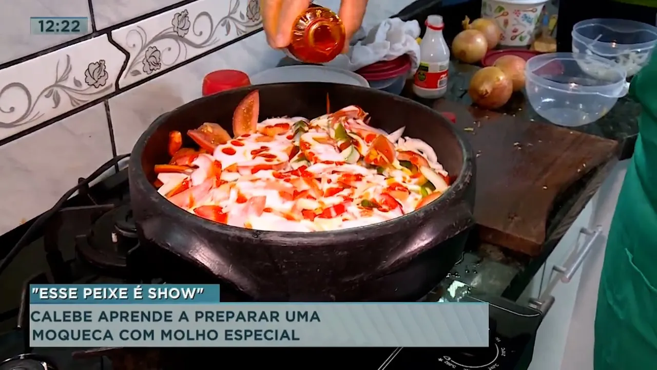 'Esse peixe é show': Calebe aprende a preparar uma moqueca com molho especial