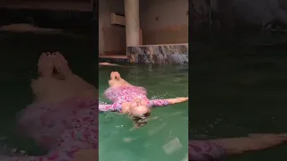 تعليم السباحة ملكة جمال العالم فرح لبنان 