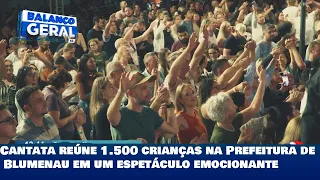 Cantata reúne 1.500 crianças na Prefeitura de Blumenau em um espetáculo emocionante