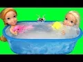 Download Lagu Ice bath !  Elsa \u0026 Anna toddlers ! Bubbles - Foam