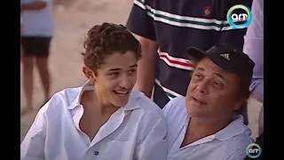 لقاء نادر للراحل محمود عبد العزيز مع أولاده محمد وكريم على شاطىء البحر 