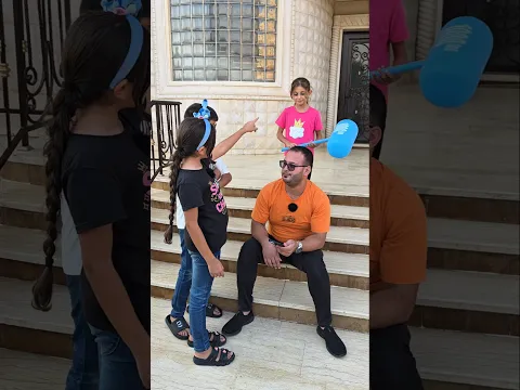 بدن يعرفوا ع شو عم يضحك !