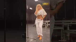 Karol G Bailando 