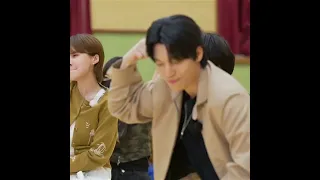 الممثل وي هاجون يرقص على اغنيه جيني LIKE JENNIE في عرض كوري جنوبي Jennie 