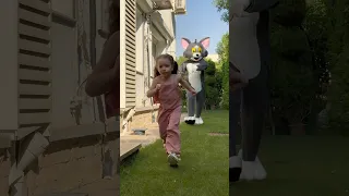 الفارة حاولت تشرب حليب توم   دندنها