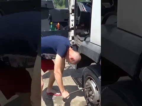 O motorista não conseguiu e chamou o Rocky! 🚛🔧