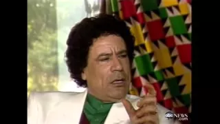 رد  العقيد  معمر  القذافي   على الصحفيه  التي  تسئل  عن  الطيار  الامريكي   دندنها