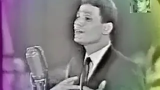 يا عينيه يا قلبي جرى إيه   الدنيا أحلوت كده ليه دندنها