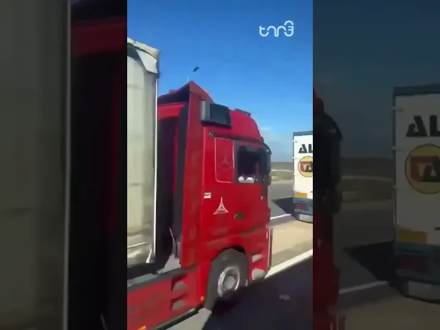 ⁣Hundreds of humanitarian aid trucks at the Egyptian side of the Rafah border are  blocked.