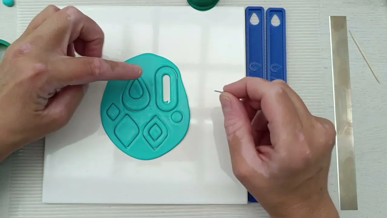 DIY box ~ vormen uitsteken uit polymeerklei (gebruik cutters en microcutters)