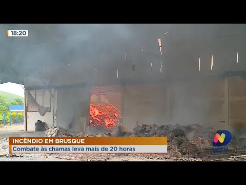 Bombeiros levam mais de 20 horas para controlar incêndio em fábrica de Brusque