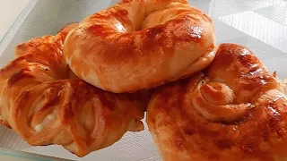 250 gr oda sıcaklığında margarin 1 su bardağı sıvı yağ 3 yemek kaşığı yoğurt 2 yumurta birinin sarıs. 