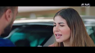 زي القمر خالد مسك ليلى وهي بتبوظ له العربية بتاعته بعد خناقة الكلية 