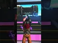 dj berdansa dan menari
