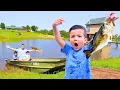 Download Lagu PERTAMA KALI MEMANCING untuk anak-anak dan Mengemudi PERAHU di kolam besar menangkap Ikan Bass | Super Krew
