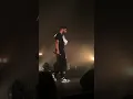 Ashkidd rend hommage à Luv Resval en plein concert