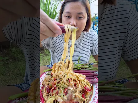 ตำเส้นยาวๆเผ็ดๆ เอาหมูกรอบต้วยๆ 🥵#เอื้อยเก๋ #ตำบักหุ่ง