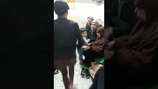 سحر قط في شاب ستنصدم عندما تراه يقفز ويريد لهروب من هذا لمكان 