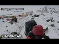 Download Lagu Rescuers race to reach hundreds stranded on Mount Everest by blizzard