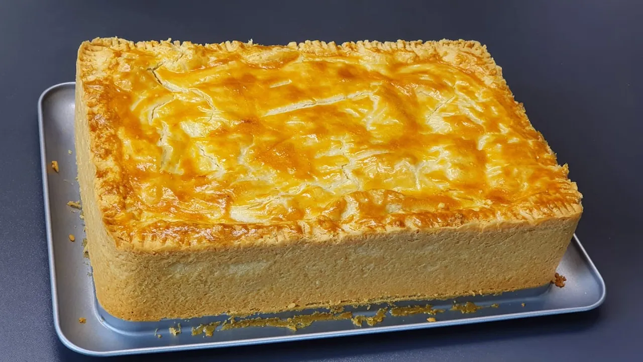 Como fazer um delicioso empadão com recheio de camarão. 
