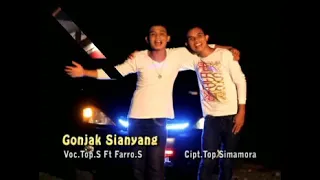 Download Gonjak sianyang Top simamora feat Farro simamora MP3