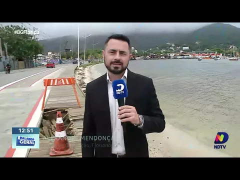 Avenida das Rendeiras: caminhão invade calçada e quebra deck em Florianópolis