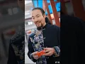 小伙白天当牛马晚上送外卖，只为给女友凑齐彩礼，却被她当众挽着富二代出轨并羞辱！下一秒觉醒鉴宝系统，用150块买下了价值1个亿的茶壶，3个美女总裁竟为了小伙都献出了人生初夜！
