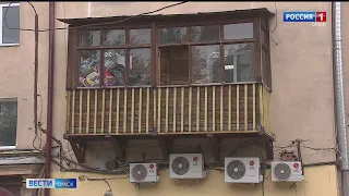 Омичи пожаловались на предпринимателя, который сбрасывает товар с балкона