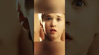 طفل صغير يكتشف الجميع أنه ليس إنسان ا 