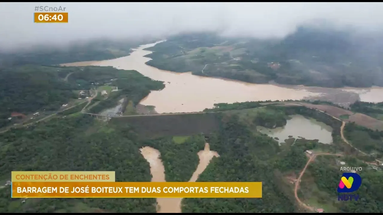 Contenção de enchentes: barragem de José Boiteux tem duas comportas fechadas