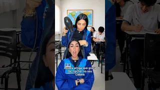 Aquela amiga que gosta de mecher no seu cabelo