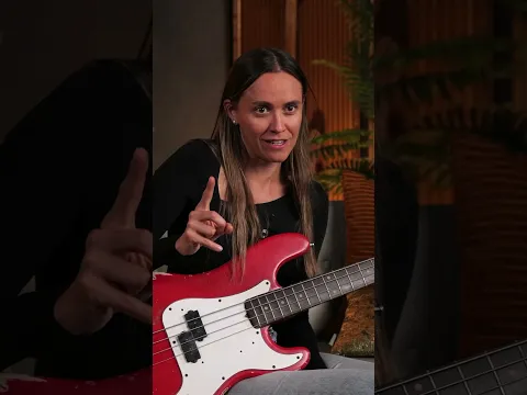 Julia plays WHAT'S GOING ON by MARVIN GAYE | 1958 Fender P-Bass | Thomann