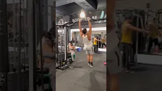 זה מה שקורה כשמתאמן קליסטניקס נכנס לחדר כושר 