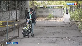 В одном из дворов Омска участок дороги превратился в полосу препятствий