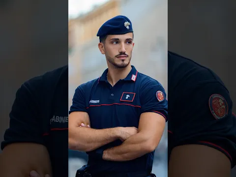 Surprised by the Italian Carabinieri 👮🏻‍♀️📸#streetphotography #carabinieri