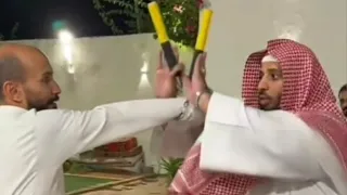 ابو حصه الشيخ ابو بلال يعلم ابو عجيب الفنون القتالية بالننشاكو لايفوتكم كله ضحك 