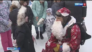 В Омске на парашюте приземлился Дед Мороз