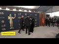 Download Lagu Selena Gomez SE Cae De Rodillas En Los SAGAwards Y Sale Sin Zapatillas | FUERTE CAÍDA
