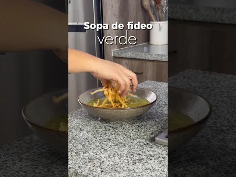 Sopa de fideo verde