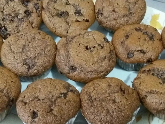 RECEITA: CUPCAKE DE BANANA COM CHOCOLATE E AVEIA