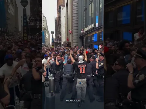 Knicks Fans Burst Through Barricades at Championship Parade 😭| USA Scoop