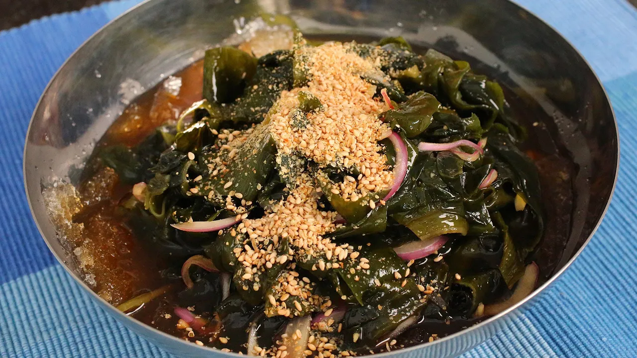 Sweet & sour seaweed salad (Miyeok-muchim: )