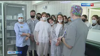 Омские школьники попробовали себя в роли врачей