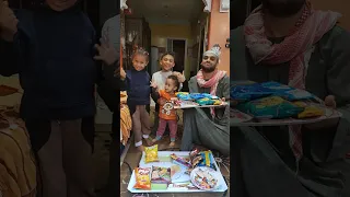 بيلم بواقي الاكل عشان يأكل هو واخواته 