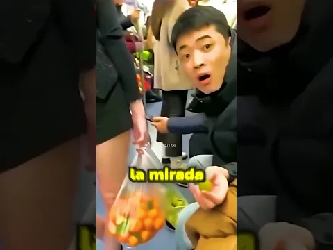 LE SACÓ UNA MANDARINA Y QUISO DEVOLVERLA