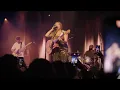Mahalia delivers emotional acoustic performance of "Grateful" (2022)