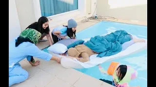 مقلب رمينا اخونا في المسبح وهو نايم 