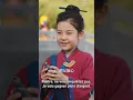 Une pauvre fille de campagne aida une vieille dame—très choquée : c'était la mère du PDG !