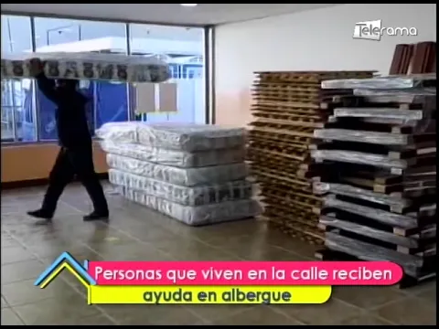 Personas que viven en la calle reciben ayuda en albergue